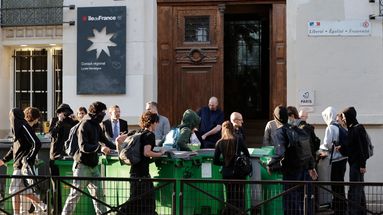 Des étudiants regroupent des poubelles devant le lycée Montaigne à Paris - STEPHANE DE SAKUTIN / AFP