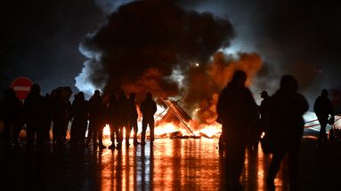 Des manifestants ont embrasé des barricades sur le viaduc de Calix, dans le Calvados - Lou BENOIST / AFP