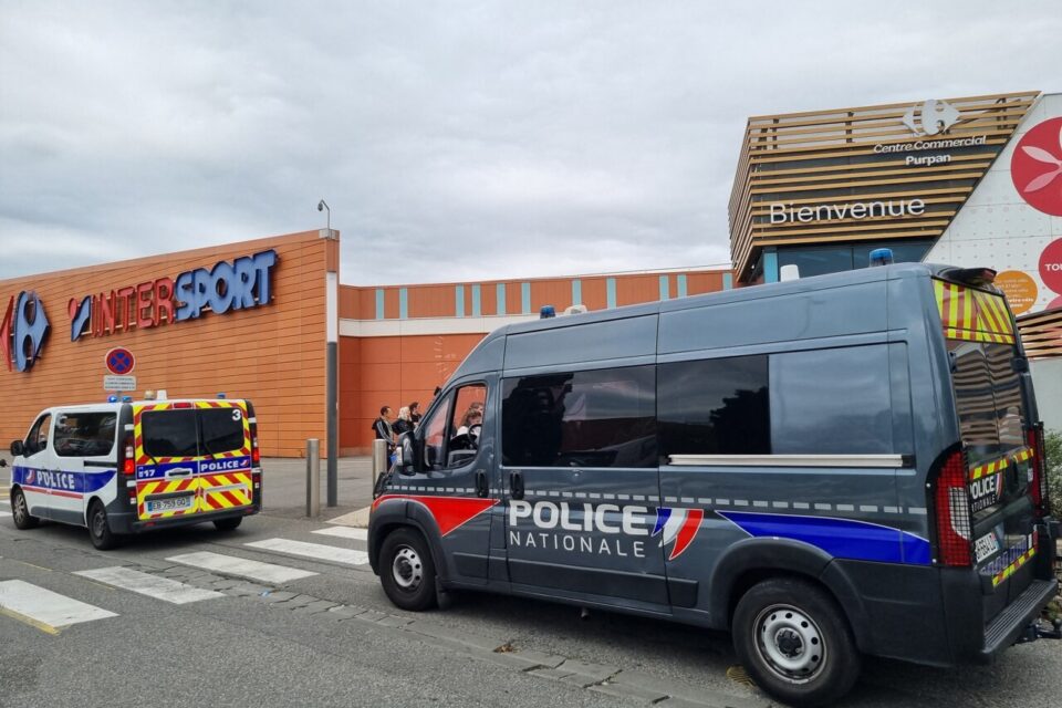 La police est intervenue pour arrêter la tentative d'intrusion des manifestants de Bloquons Tout dans l'hypermarché Carrefour Purpan