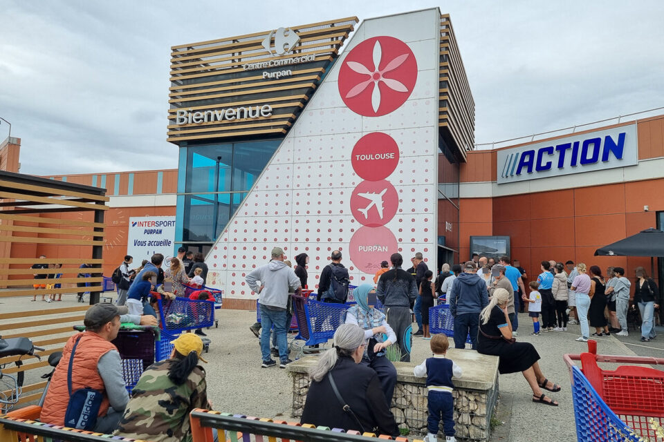 Grosse affluence devant le Carrefour Purpan ce samedi après-midi : la sécurité et la police refoulent les militants de 