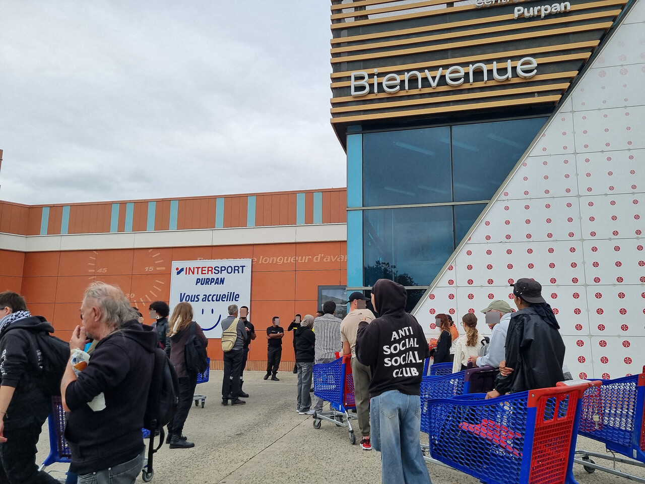 la tentative d'intrusion au centre commercial Carrefour tourne court
