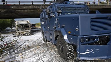 Un bus a pris feu sur la rocade de Rennes où des blindés de la gendarmerie nationale ont été envoyés - Damien MEYER / AFP