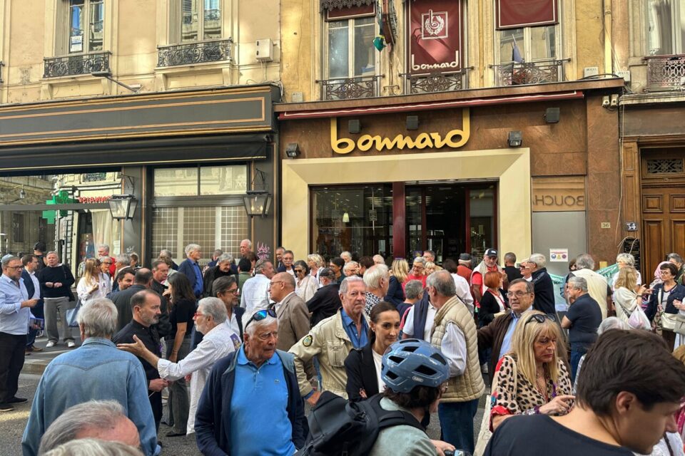 La manifestation a débordé des trottoirs de la rue Grenette à Lyon.