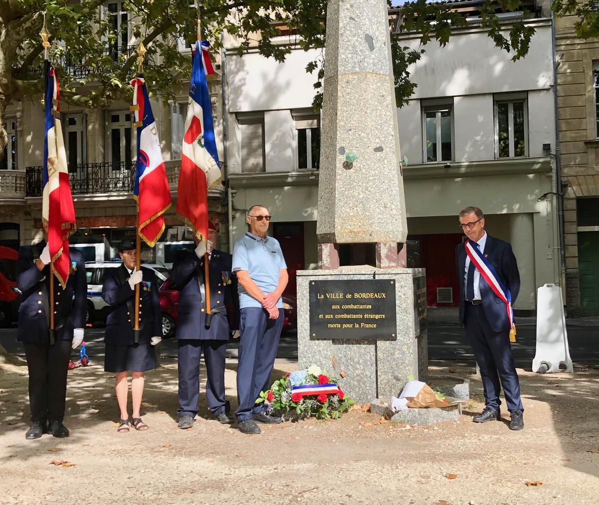 une plaque commémorative en hommage aux étrangers morts pour la France