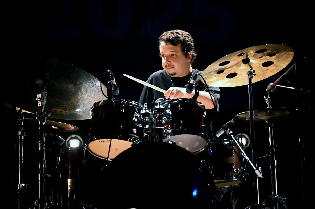 Nicolas Girardi à la batterie.