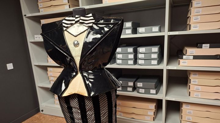Le costume porté par David Bowie en 1979 a New York lors de l’emission du Saturday day night live. (GAËLE JOLY / RADIO FRANCE)