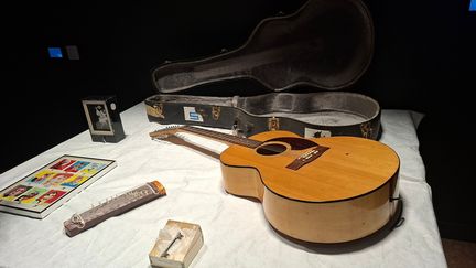 La guitare que David Bowie utilise dans le clip "Space Oddity" est exposée pour la première fois. (GAËLE JOLY / RADIO FRANCE)