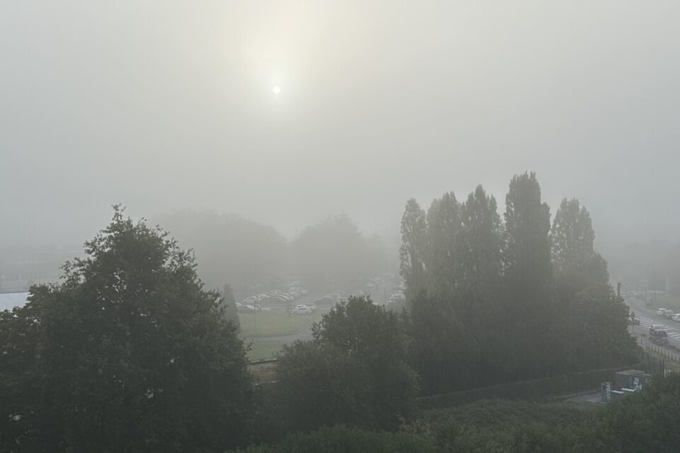 À certains endroits, on peut distinguer le soleil percer un peu le brouillard, mais sans s'imposer pour l'heure.