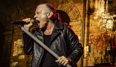 “C’est comme une épidémie… une vraie saloperie” : Bruce Dickinson (Iron Maiden) critique les gens qui filment toute leur vie avec leur téléphone