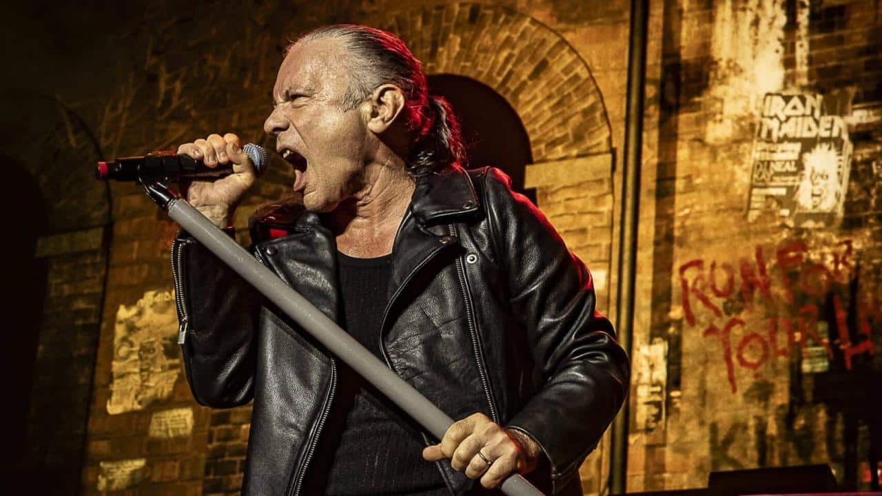 “C’est comme une épidémie… une vraie saloperie” : Bruce Dickinson (Iron Maiden) critique les gens qui filment toute leur vie avec leur téléphone