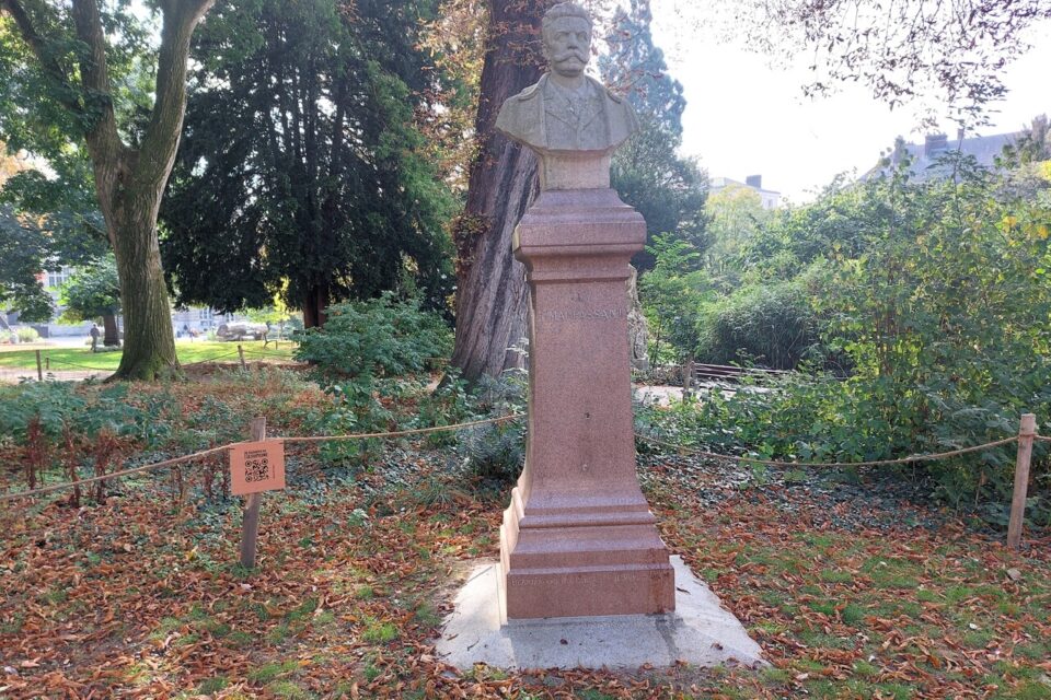 Buste de Guy de Maupassant dans le square Verdrel. 