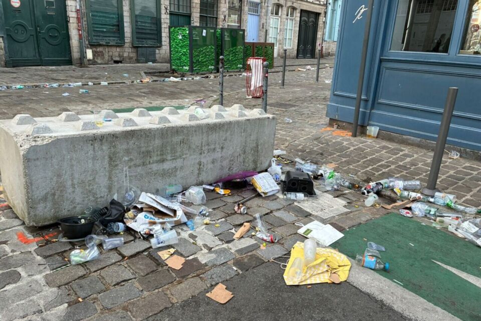 Des tas de déchets avaient envahi avant le passage des équipes de nettoyage.