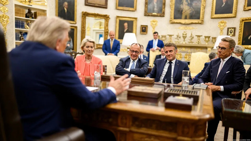 lPus de politique extérieure que de politique intérieure ? Le chancelier Friedrich Merz, en fonction depuis moins de 100 jours, avec ses partenaires européens chez le président américain Donald Trump à Washington<span class="copyright">picture alliance/Newscom/DANIEL TOROK</span>