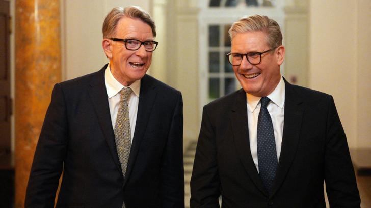 Keir Starmer contraint de limoger cet ambassadeur aux États-Unis pour ses liens avec Jeffrey Epstein (Peter Mandelson et Keir Starmer en février 2025)