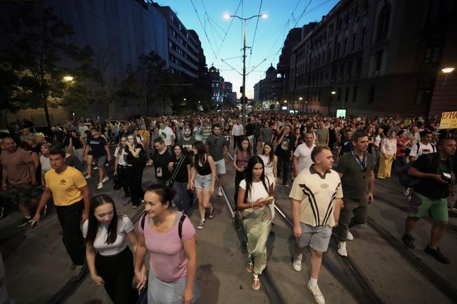 Des Serbes manifestent pour demander des élections, à Belgrade, le 1ᵉʳ septembre 2025.