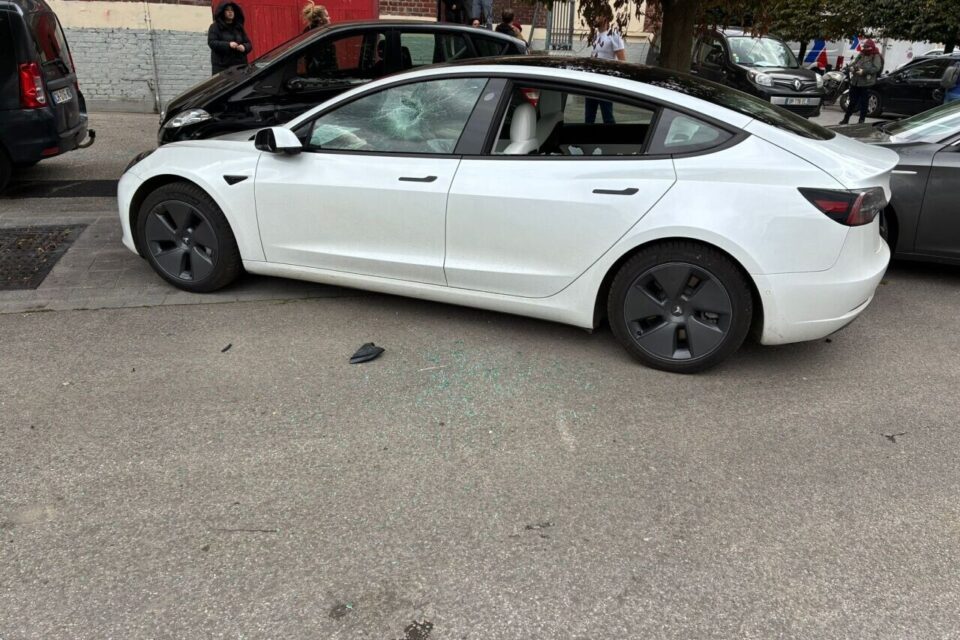 Des Teslas ont été prises pour cibles.