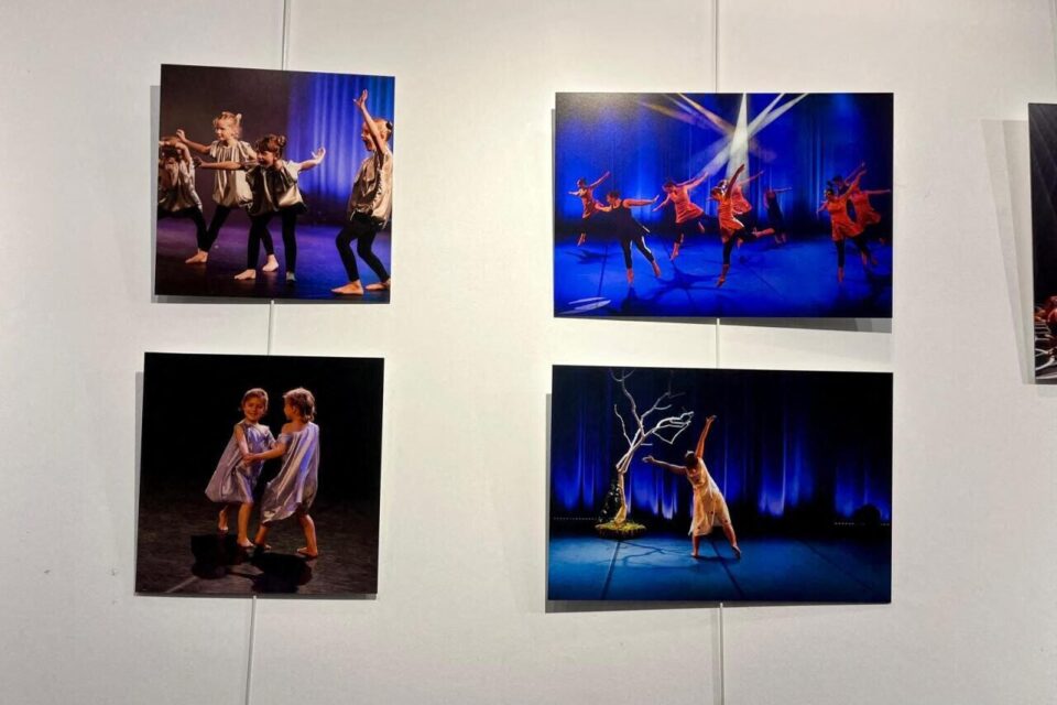 Des clichés de plusieurs photographes ornent les murs de la médiathèque de La Corderie à Marcq-en-Baroeul (Nord), pour le cinquantenaire de Danse création.