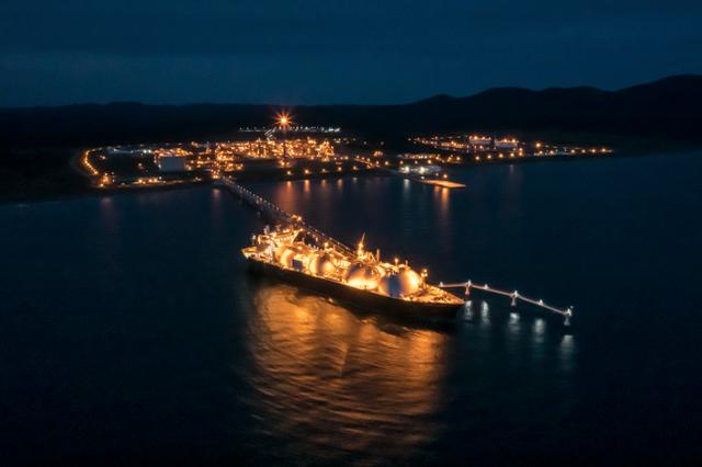 Le pétrolier Grand Aniva est chargé dans un terminal de gaz naturel liquéfié au sud d’Ioujno-Sakhalinsk, sur l’île de Sakhaline, dans l’Extrême-Orient russe, en septembre 2021. Le 10 janvier 2025, les États-Unis ont annoncé de nouvelles sanctions visant le secteur énergétique russe et sa « flotte fantôme » de pétroliers. Il pourrait s’agir d’une dernière tentative de l’administration Biden pour paralyser l’économie russe en réponse à l’invasion russe en Ukraine.