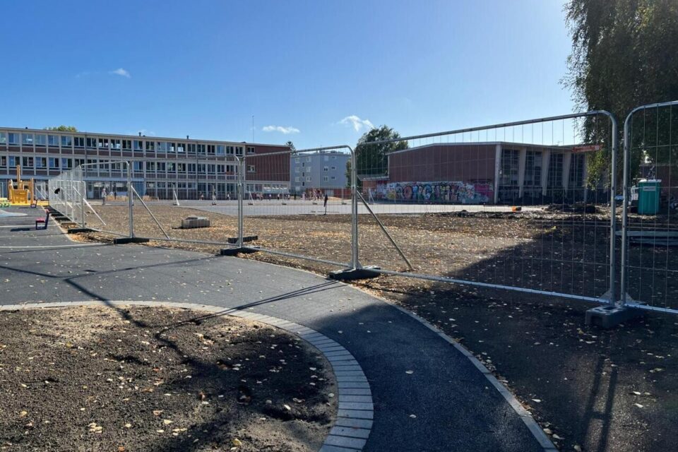 Des plantations sont prévues à l'automne sur la partie en terre, autour des cours d'écoles et du plateau sportif (visible derrière le grillage, depuis la cour de l'école maternelle Valmore).