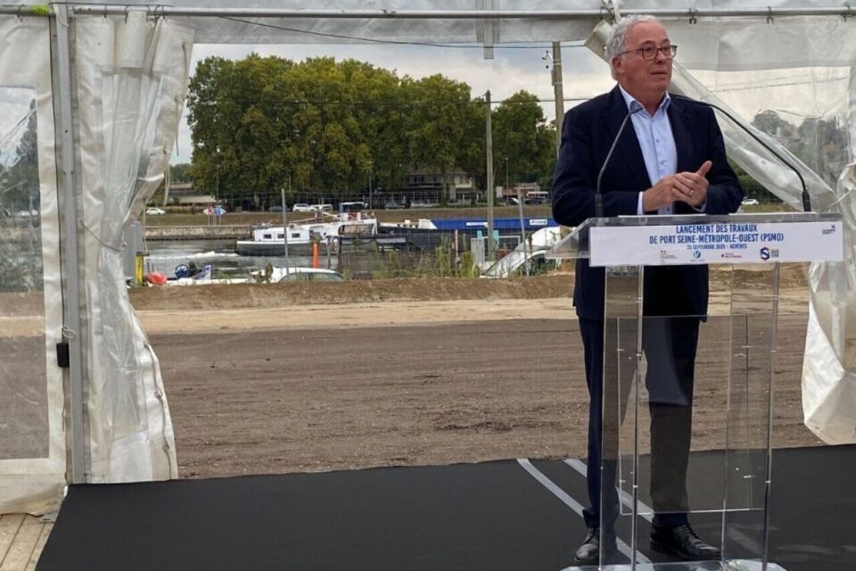 Marc Honoré, maire d'Achères (Yvelines) était présent au lancement officiel des travaux du port Métropole Seine Ouest en plaine d'Achères. Il était aux côtés de Lionel Wastl, maire d'Andrésy et Laurent Brosse, maire de Conflans-Sainte-Honorine.