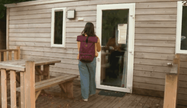 "Quand on a trouvé cette piste, on l'a gardée", en mal de logement, ces étudiants ont choisi de vivre au camping