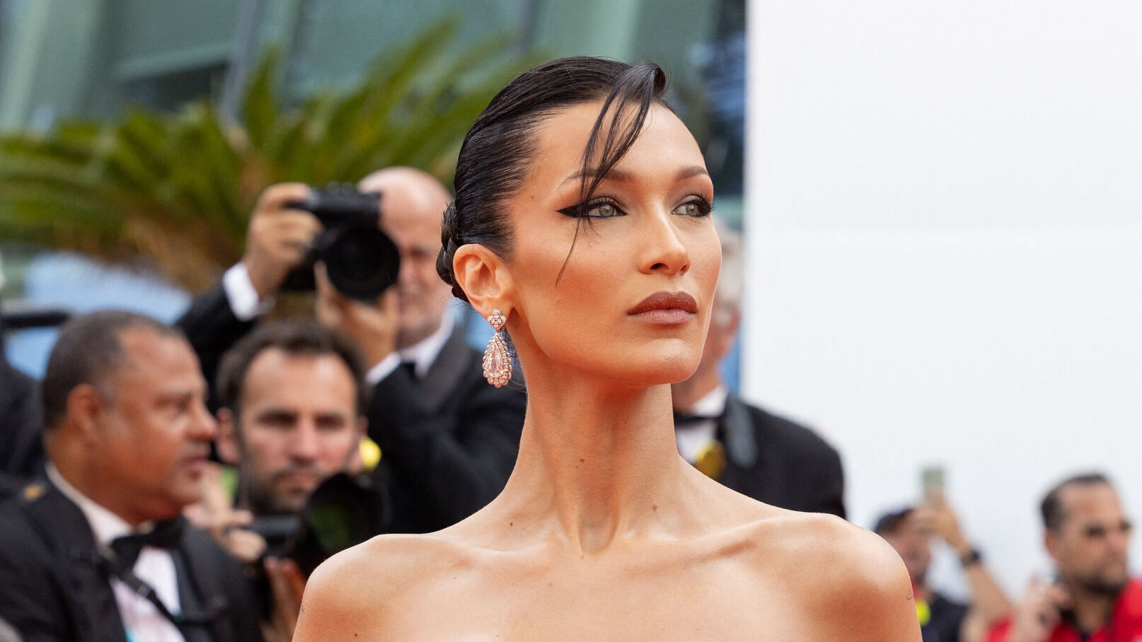 Bella Hadid sous perfusion à l’hôpital : ces clichés choc partagés par la mannequin malade