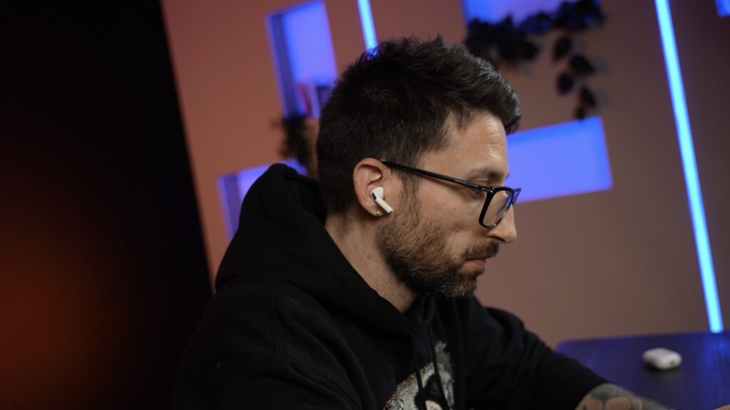 Les AirPods Pro 3 peuvent être portés longtemps sans gêner. // Source : Numerama