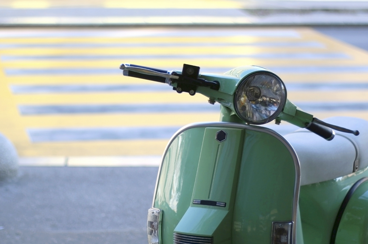 un scooter percute un policier après une course folle avenue de Lodève