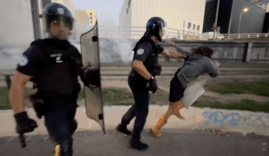 une manifestante frappée et jetée à terre par des CRS