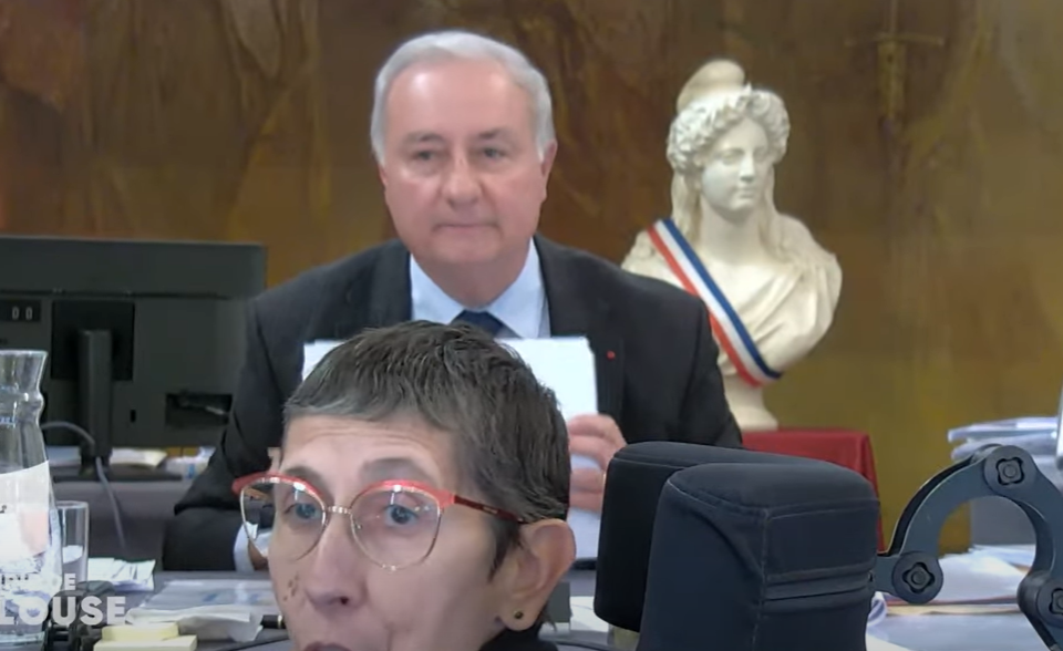 L'élue d'opposition, Odile Maurin, devant le pupitre du maire, empêche la séance de se poursuivre dans la normalité.