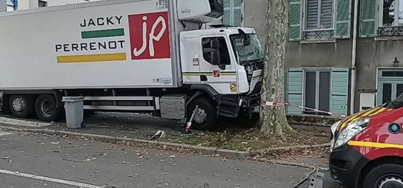 un couple fauché par un camion, la commune sous le choc