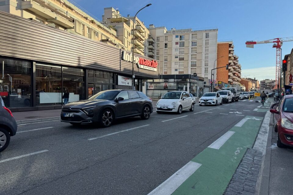 Les bouchons remontent tout le long de l'avenue de Lyon, jusqu'au Faubourg Bonnefoy. 
