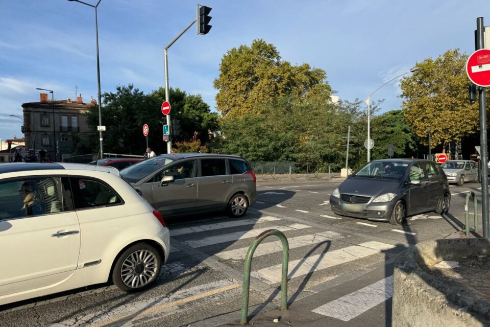 Côté Boulevard des Minimes, les voitures s'accumulent à cause des travaux de la piste cyclable et du fait que ce soit une entrée dans la Ville rose. 