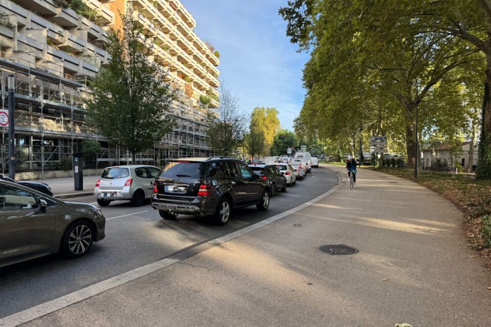 Au niveau du pont Matabiau, les bouchons s'étendent sur plusieurs centaines de mètres au nivau du Boulevard Bonrepos.