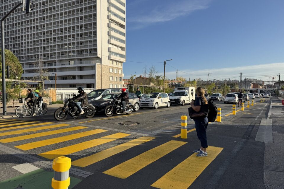 Une longue file de voitures s'étend Avenue de Lyon. 