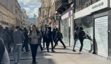 un magasin Carrefour fracassé par des manifestants filmés