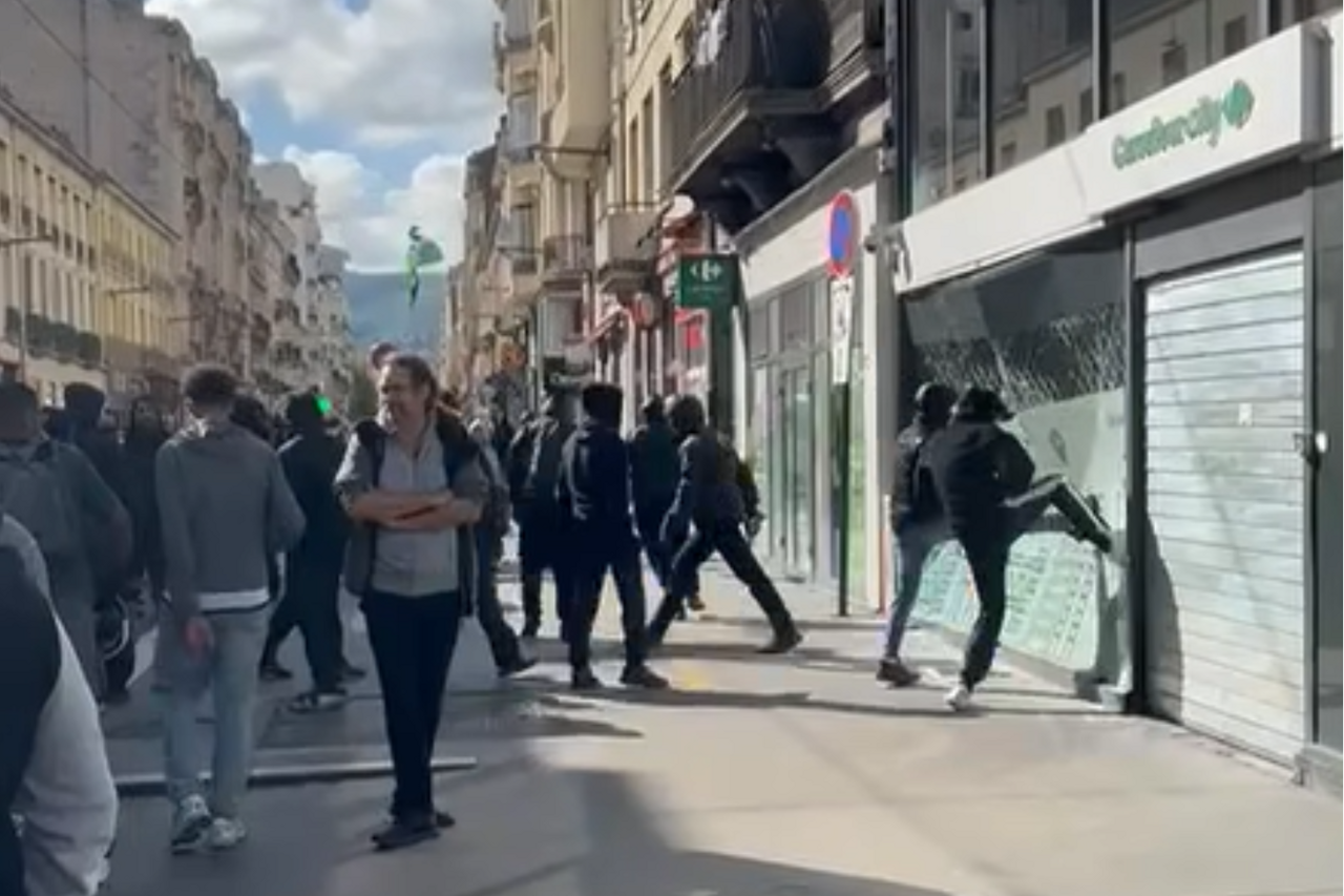 un magasin Carrefour fracassé par des manifestants filmés