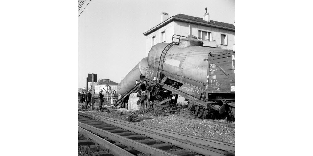 Ce wagon-citerne a tenté de reprendre sa liberté à la gare des Brotteaux ce 9 avril 1961. Archives Le Progrès