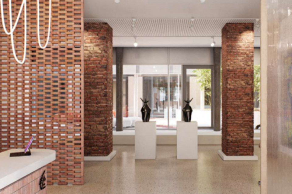 Une salle d'exposition en bas du bâtiment. 