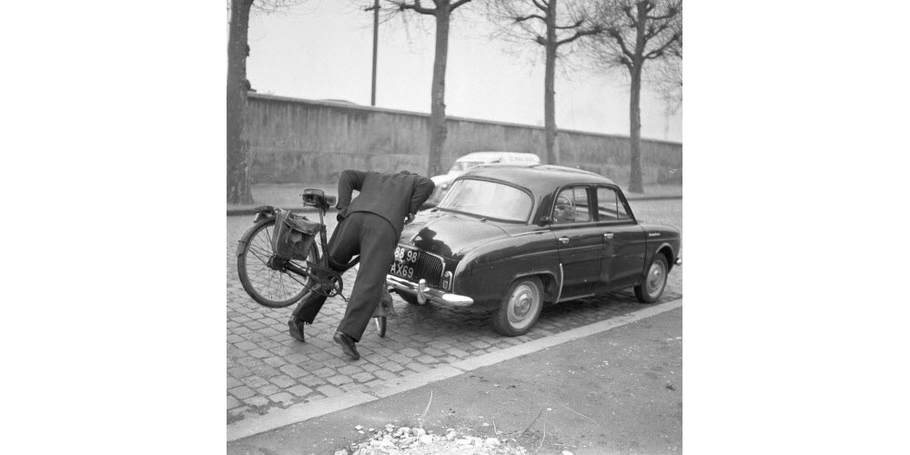 Cet homme fait les frais d'une cohabitation difficile entre les cyclistes et les automobilistes le 2 avril 1961. Trop posé pour être un instantané. L'image semble avoir été réalisée pour un spot de la sécurité routière...  Archives Le Progrès