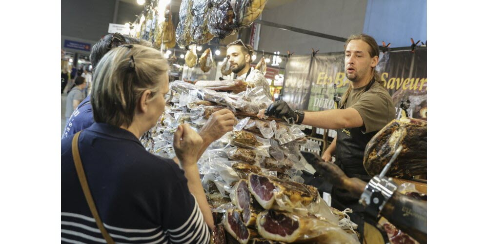 Cette 93e édition, à l'instar des précédentes, offre aux visiteurs quantité de possibilités de goûter des saveurs d'ailleurs et de s'en procurer les produits [hall 1 - Espace gastronomie]. Photo Thomas Toussaint
