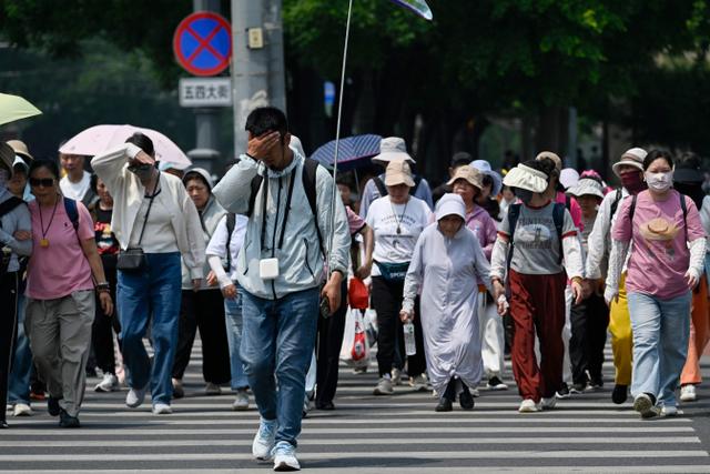 Un groupe de touristes dans les rues de Pékin, en Chine, le 20 mai 2025. 