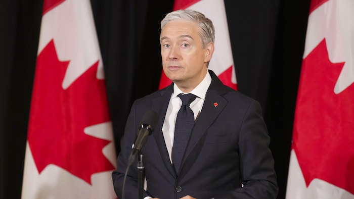 Le ministre Champagne lors d'un point de presse.
