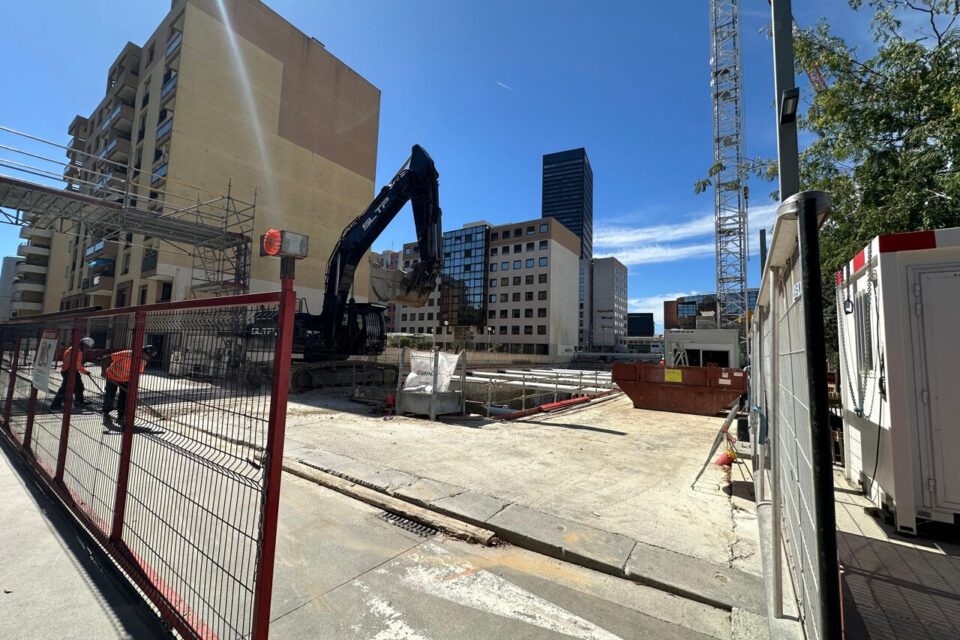 L'immense chantier de l'hôtel Novotel de Part-Dieu à Lyon va encore durer des mois.