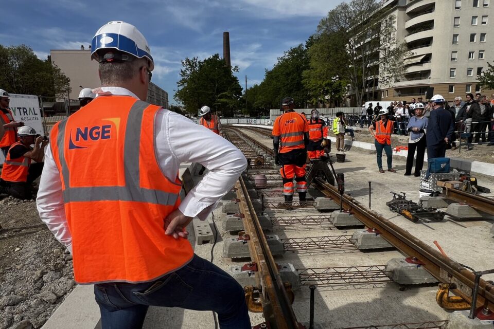 Les ouvriers pour la première soudure du T6 à Villeurbanne.
