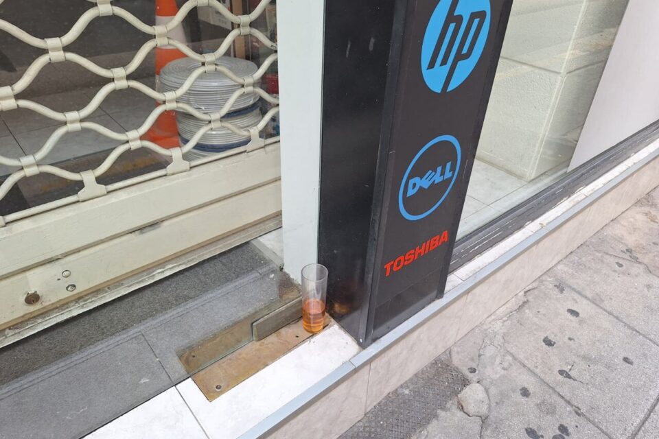 Les commerçants ramassent régulièrement des déchets sur le trottoir le matin, provenant de la discothèque.