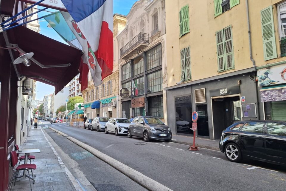 La discothèque est située dans la rue Chauvain en plein centre de Nice, à deux pas de la place Masséna.