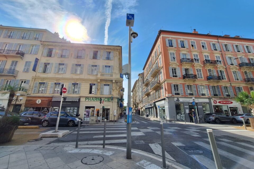 Des points de deal de protoxyde d'azote s'installeraient régulièrement à l'angle de la rue, sous la caméra de surveillance.