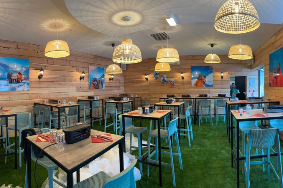 La décoration du restaurant a été refaite avant l'ouverture de la saison. 