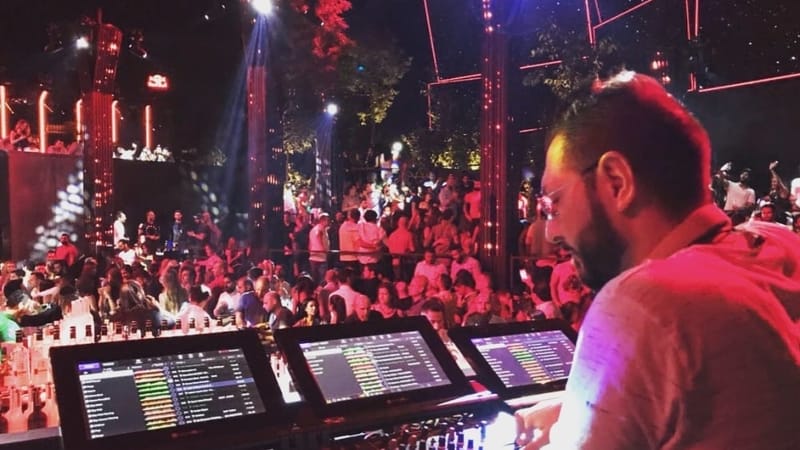 Chris, l'une des premières victimes à avoir mis en cause les pratiques du docteur C., à l'époque où il pouvait supporter les lumières et les lasers des soirées festives qu'il animait en tant que DJ professionnel.